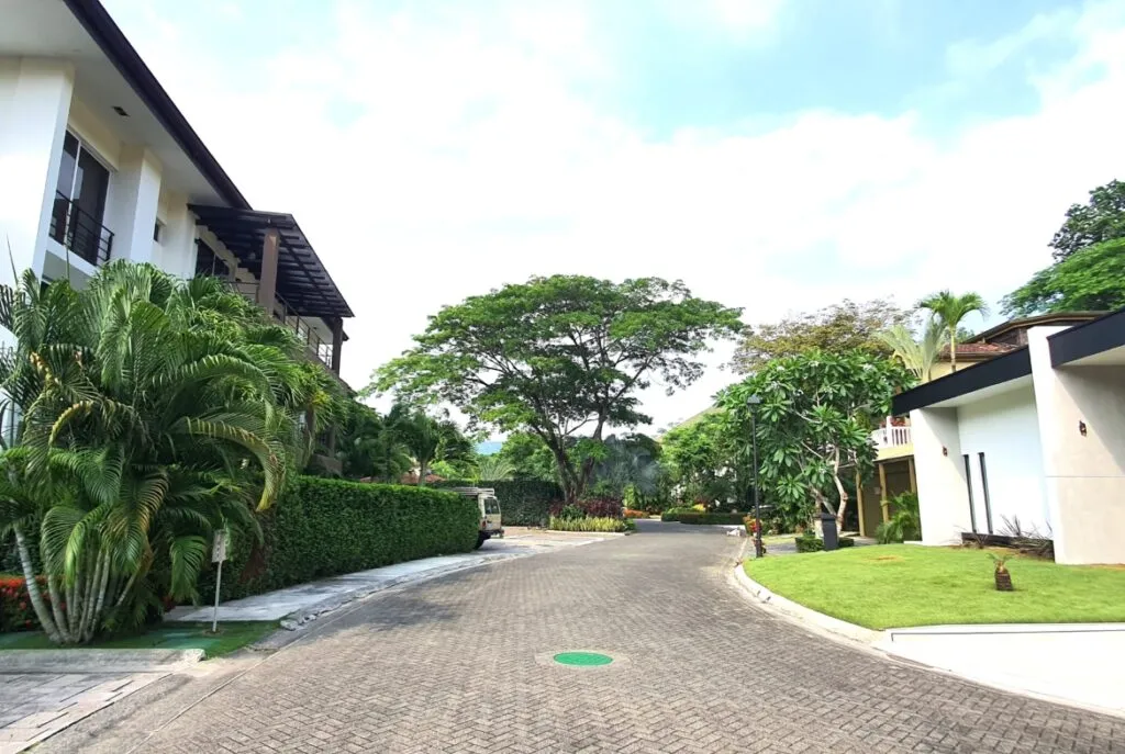 Exclusive Furnished Condo in Herradura – 2 bedroom Condo For Sale in Herradura - Image 5