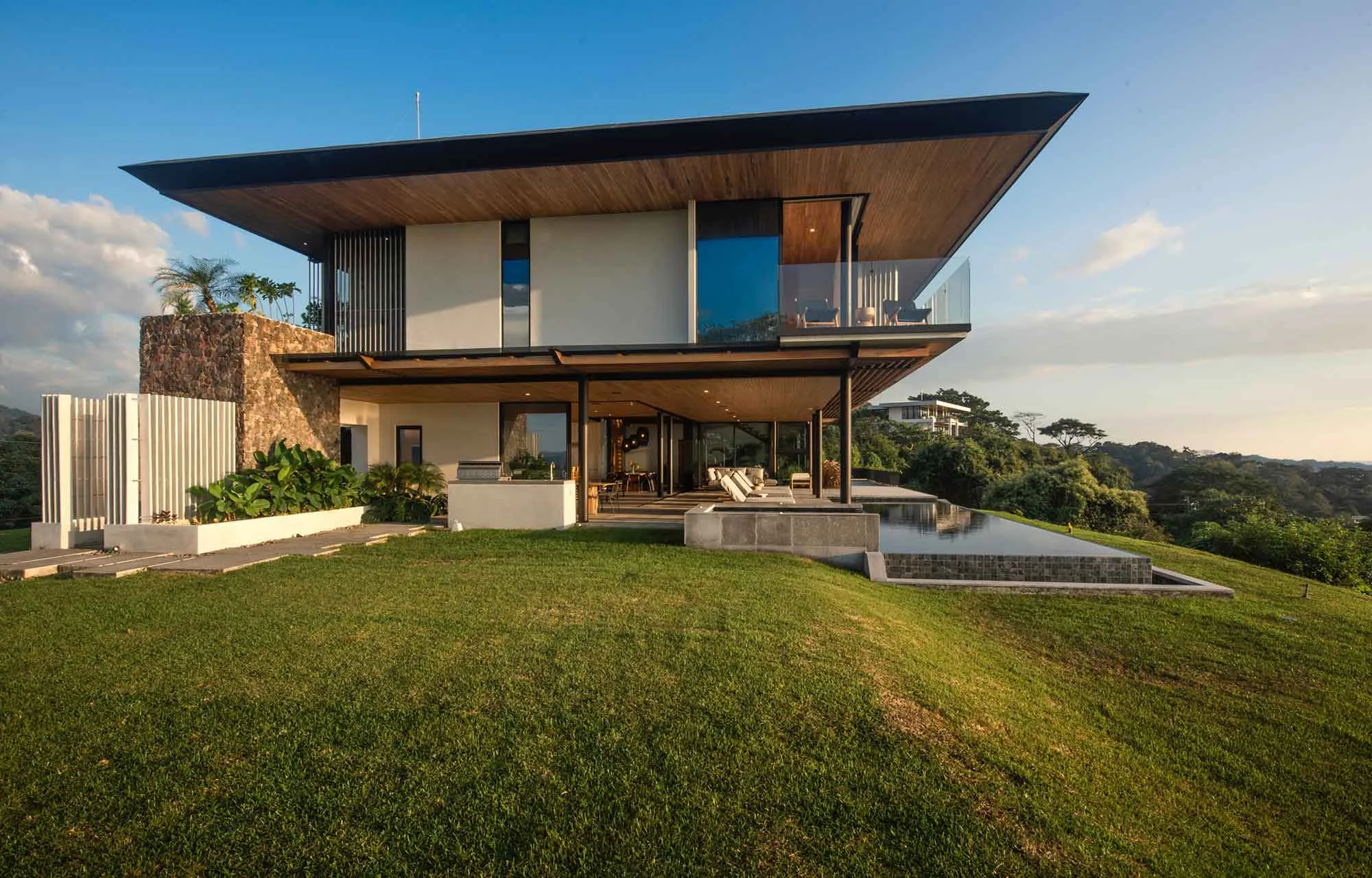 Modern Hilltop Retreat: Exclusive Villa Nosara with Ocean Views - Image 3