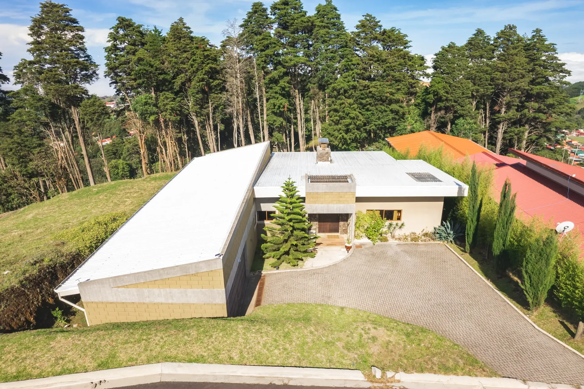 Exclusive Mountain Lodge in Zarcero, Costa Rica - Image 1