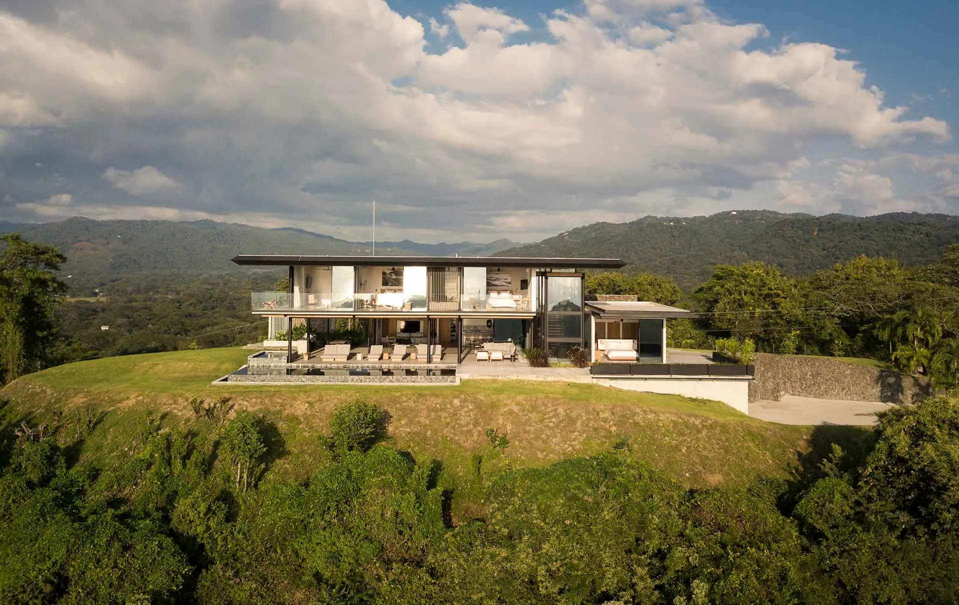 Modern Hilltop Retreat: Exclusive Villa Nosara with Ocean Views - Image 2