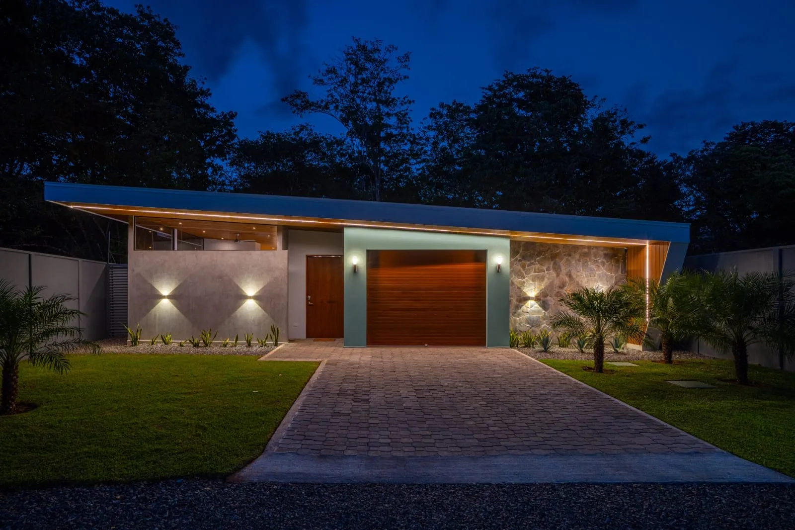 Tropical Mid-Century Luxury Haven – Walk to Uvita’s Pristine Beach - Image 1